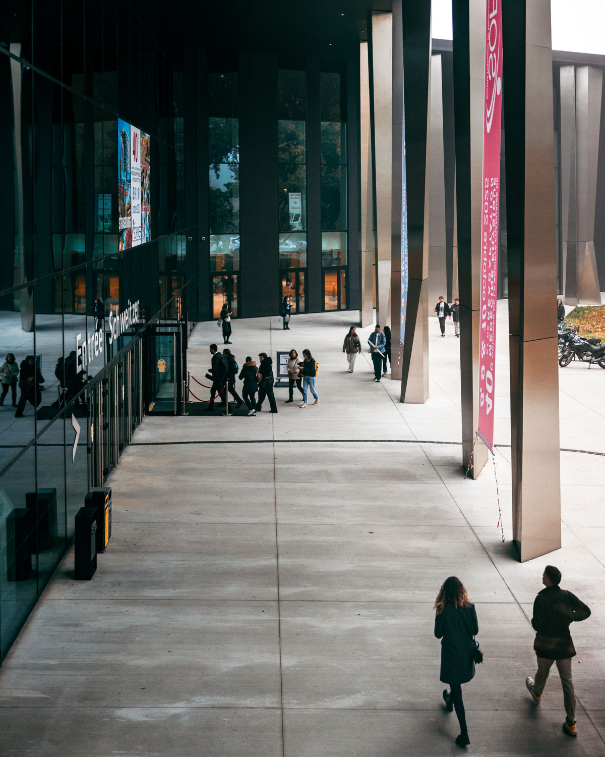 Des participants arrivent sur le parvis d'un palais des congrès